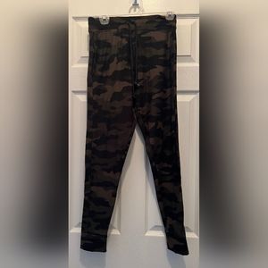 New with tag Victoria secret pink jogger leggings Army print size M